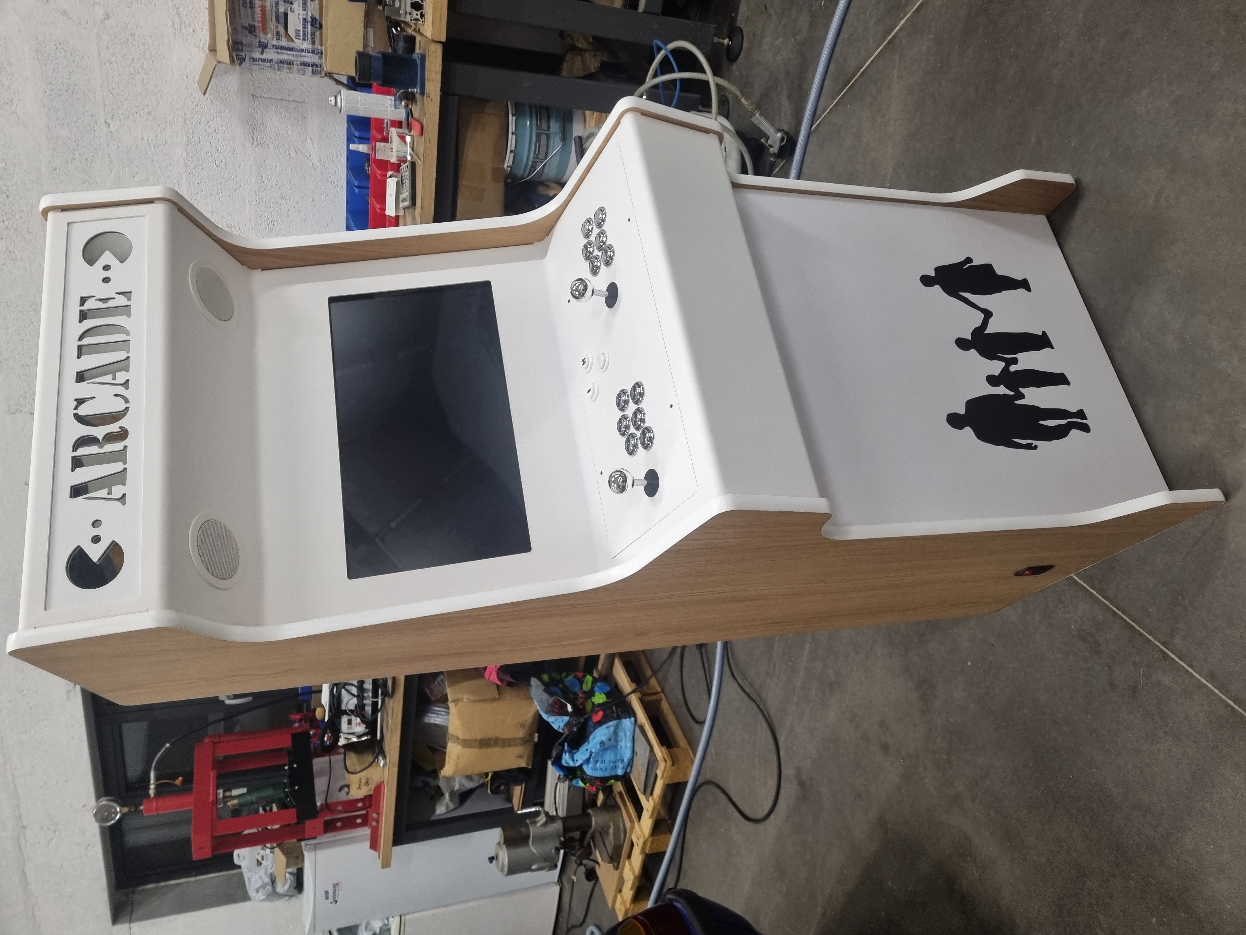 Borne arcade vue de face silhouettes